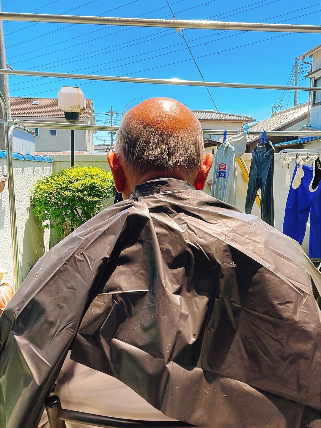 今年88才、末広がりの父を、気持ちが良い庭のテラスで散髪✂︎page-visual 今年88才、末広がりの父を、気持ちが良い庭のテラスで散髪✂︎ビジュアル