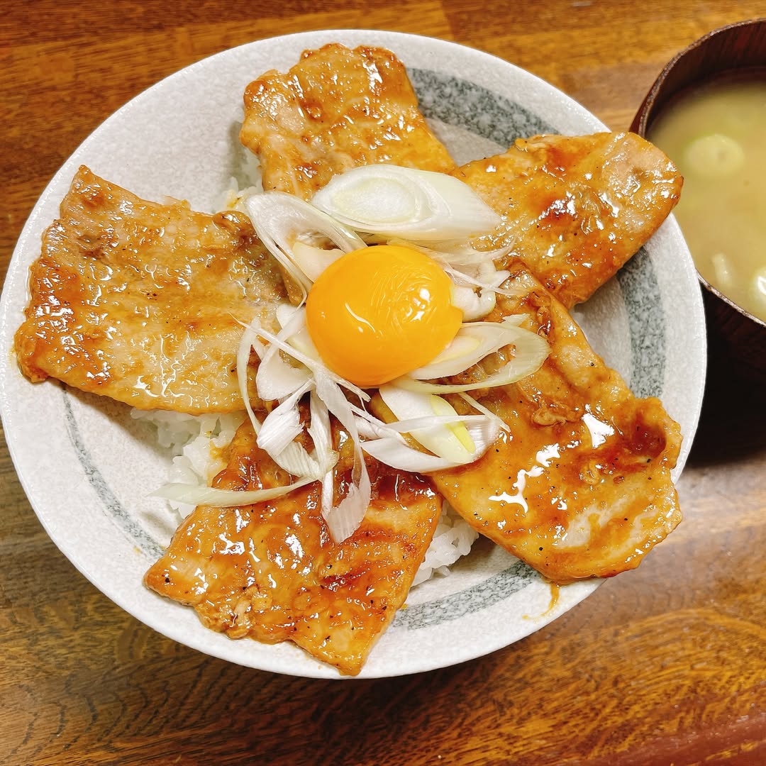『みそだら』で豚丼を拵えました〜🐖🥢page-visual 『みそだら』で豚丼を拵えました〜🐖🥢ビジュアル